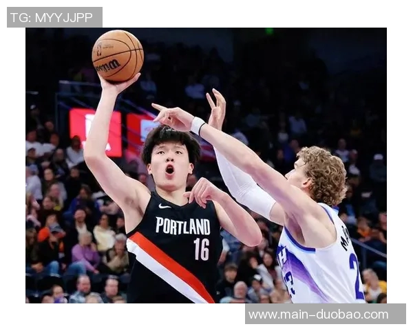 开拓者前线记者小傅期待小杨在篮球场上展现真实自我的那一天