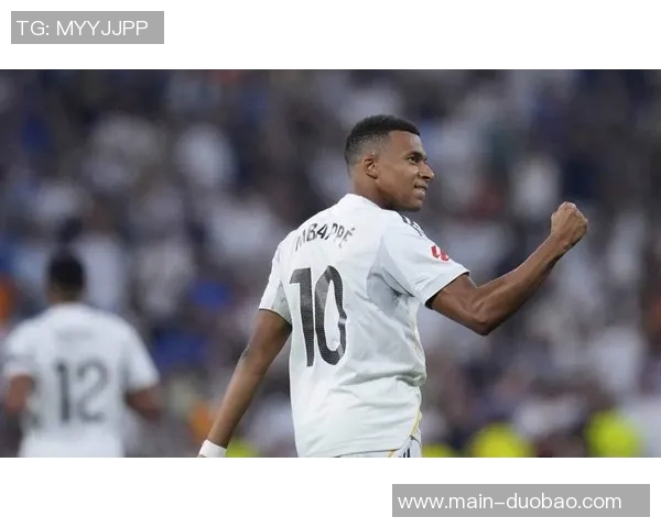 姆巴佩禁区内摔倒引发担忧经过短暂休息后重返赛场继续拼搏